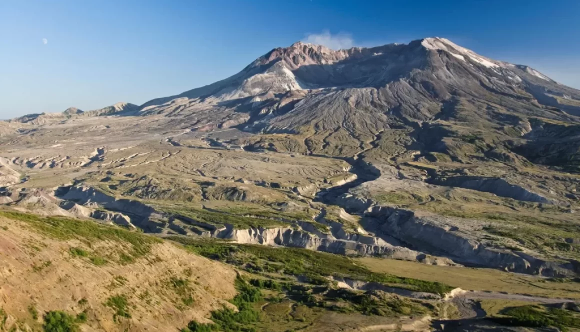 active_volcano_mount_st_helens_smoking