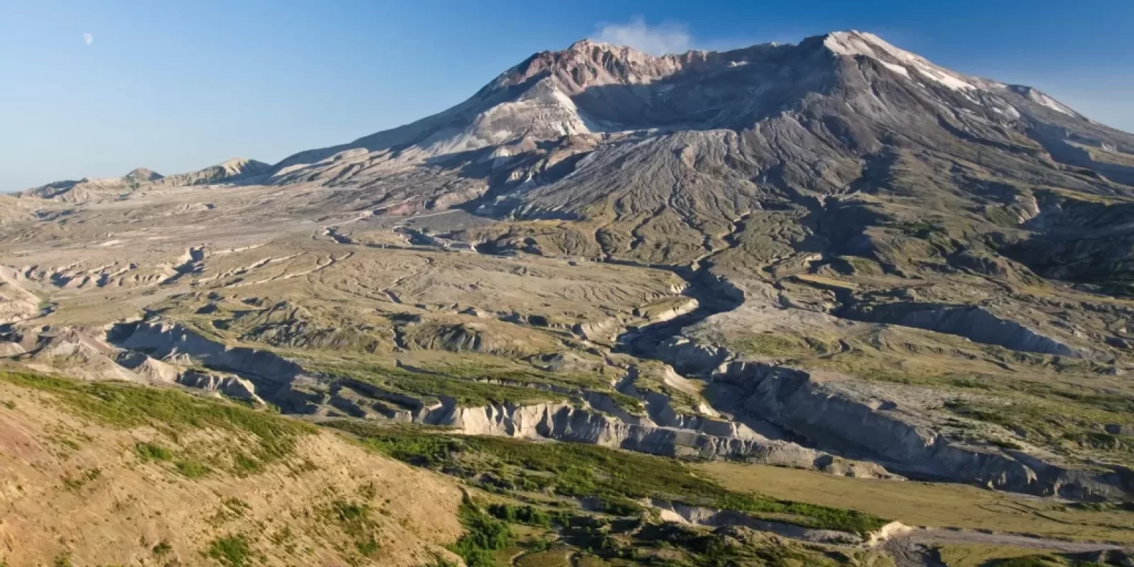 active_volcano_mount_st_helens_smoking